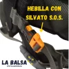 Estructura de barra de acero pre-curvado. Varilla estabilizadora de fibra de vidrio. Bolsillos: 2 frontal y 2 con malla. Espaldar con circulación de aire. Cinturón Acolchado y correas regulables. Etiquetas reflectantes. Salida y clip para manguera de agua. Manija de goma.