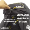 Cabecera con 2 bolsillos: 1 interno/1 externo 2 bolsillos laterales con elásticos y malla 3D. Espaldar ABS estructura con panel de malla cubierta de goma, otorga máxima ventilación a través del espacio entre la mochila y el panel. Tiras acolchadas, con correas ajustable a la altura del esternón, etiqueta reflectante y clip para manguera de agua. Salida de manguera de agua. Flap frontal de rápida apertura Compartimiento para bolsa de hidratación. (No Incluye Bolsa Hidratante) Porta bastones. Alto: 63 cm Largo: 33 cm Ancho: 16 cm