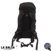 Cabecera con 2 bolsillos: 1 interno/1 externo 2 bolsillos laterales con elásticos y malla 3D. Espaldar ABS estructura con panel de malla cubierta de goma, otorga máxima ventilación a través del espacio entre la mochila y el panel. Tiras acolchadas, con correas ajustable a la altura del esternón, etiqueta reflectante y clip para manguera de agua. Salida de manguera de agua. Flap frontal de rápida apertura Compartimiento para bolsa de hidratación. (No Incluye Bolsa Hidratante) Porta bastones. Alto: 63 cm Largo: 33 cm Ancho: 16 cm