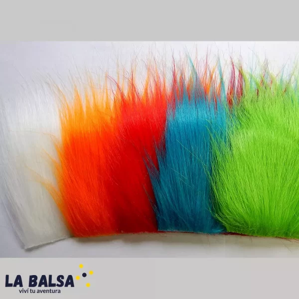 Fibra sintético con pelos largos variables de 8 a 10 cm. Las fibras son más largas que el Sculpin Head. Presentados en tela de 10 x 15 cm aproximadamente, listo para ser usado.